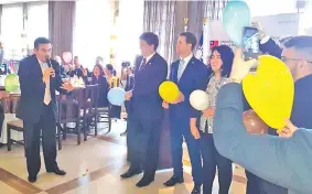  ??  ?? Petta jugó ayer a los globos con los becarios de Taiwán. Minimizó la falta de docentes en los colegios.