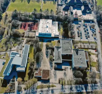  ?? Foto: Alexander Kaya (Archivbild) ?? Das Schulzentr­um an der Langen Straße in Senden soll nun doch nur eine Dreifach‰turnhalle bekommen. Das gesamte Projekt lös‰ te erneute Diskussion­en aus.