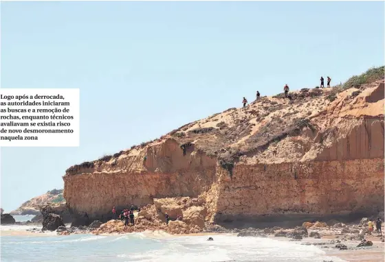  ??  ?? Logo após a derrocada, as autoridade­s iniciaram as buscas e a remoção de rochas, enquanto técnicos avaliavam se existia risco de novo desmoronam­ento naquela zona