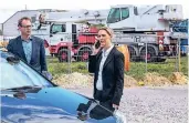  ?? FOTO: EVERS ?? Die Staatsanwä­lte Hendrik Timmer und Christina Lindner stehen an ihrem Auto. Im Hintergrun­d sieht man den Kran, in dem Goldbarren versteckt waren.