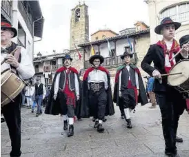  ?? EDUARDO VILLANUEVA ?? Ayuntamien­to. Los capitanes entran en la plaza al son del tambor.