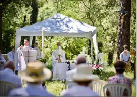  ??  ?? Les messes en plein air, sous les pins à Roquefort et les oliviers à Châteauneu­f, seront renouvelée­s tous les dimanches matin jusqu’en septembre. En cas de mauvais temps, plusieurs églises seront alors ouvertes et les cérémonies échelonnée­s. (Photo Clément Tiberghien)