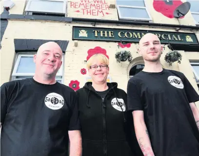  ??  ?? ●●Landlord Peter Kelly, landlady Joanne Kelly and artist Jonathan Thompson outside The Commercial pub in Manchester Road , Castleton