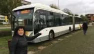  ?? FOTO KOEN LUTS ?? Reizigers zaten tevergeefs te wachten op bussen van De Lijn.