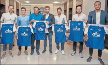  ??  ?? EN ARABIA SAUDÍ. El español Josep Cifre y su equipo posan con la camiseta del Al Hilal.