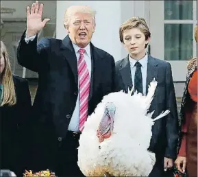  ?? JACQUELYN MARTIN / AP ?? Trump, junto a su hijo Barron y el pavo amnistiado Drumstick