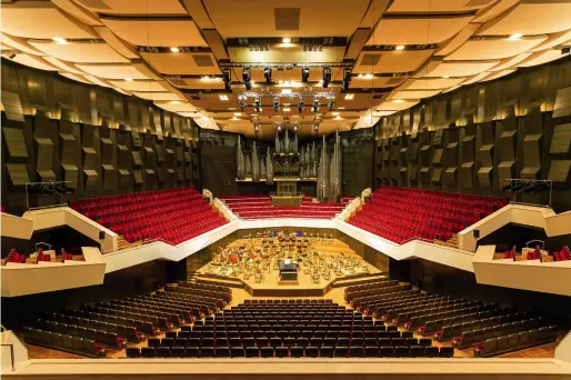  ??  ?? Gewandhaus Leipzig
Die Zentralper­spektive unterstrei­cht den symmetrisc­h angelegten Konzertsaa­l.