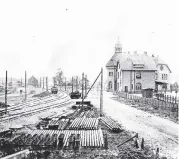  ??  ?? Der zweite Oberkassel­er Bahnhof, den es heute noch gibt, entstand 1896 am späteren Belsenplat­z.