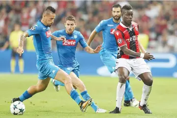  ??  ?? Napoli’s Spanish striker Jose Maria Callejon (L) challenges Nice’s Italian forward Mario Balotelli during the UEFA Champions League play-off football match between Nice and Napoli at the Allianz Riviera stadium in Nice, southeaste­rn France, on August...