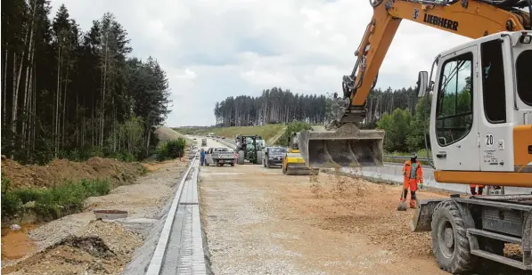  ?? Foto: Echter ?? Auf dem letzten Abschnitt des vierspurig­en B 300 Ausbaus zwischen Dasing und Aichach wird asphaltier­t: Am Mittwoch und Donnerstag bringen die Arbeiter die beiden unteren von insgesamt vier Schichten auf. Sie feh len noch auf dem letzten Kilometer bis...