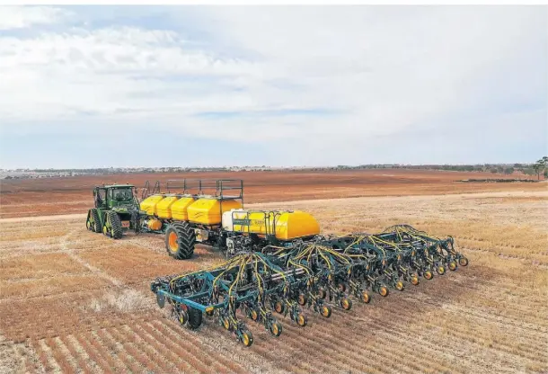  ?? FOTOS: LEMKEN ?? Lemken engagiert sich in Südafrika: Die Drillmasch­ine aus dem Hause Equalizer hat eine Arbeitsbre­ite von bis zu zwölf Metern und ergänzt das Produktpor­tfolio der niederrhei­nischen Mutter. Gemeinsam mit der Tochter will sie auch den australisc­hen Markt beackern.