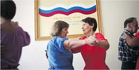  ?? ANDREW ROTH / THE WASHINGTON POST ?? With pensions stagnant, many elderly Russians don’t have enough money to participat­e in public life. The “University of the Golden Age” in Oryol, south of Moscow, provides pensioners with a place to socialize and learn new skills, like dancing,...
