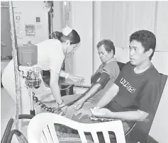  ??  ?? This handout photo taken and released by the Western Mindanao Command (Westmincom) shows Mohammad Nazer (left) and Robin Peter at a hospital in Zamboanga, Sulu province, in southern island of Mindanao. — AFP photo