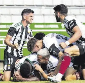  ?? CD BADAJOZ ?? Los jugadores del Badajoz celebran el tanto logrado en Ferrol.