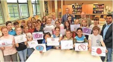  ?? FOTO: AOK ?? Mit der 5a der Städtische­n Realschule Kalkar freuen sich Klassenleh­rerin Anneliese Feuls, Schulleite­r André Bobe, Ludger Braam von der Sparkasse Rhein-Maas (hintere Reihe v.l.) und HayretinTu­ldari von der AOK.