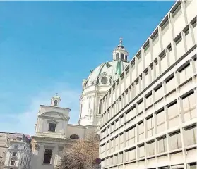  ??  ?? Nur noch dürftige Sicht auf die Karlskirch­e: Die Zürich Versicheru­ng vor ( u.) und nach der geplanten Aufstockun­g ( o.).