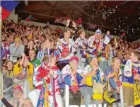  ?? Foto: Imago ?? Fans der Nürnberger Ice Tigers bei den Play off Spielen 1999 im alten Linde Stadion.