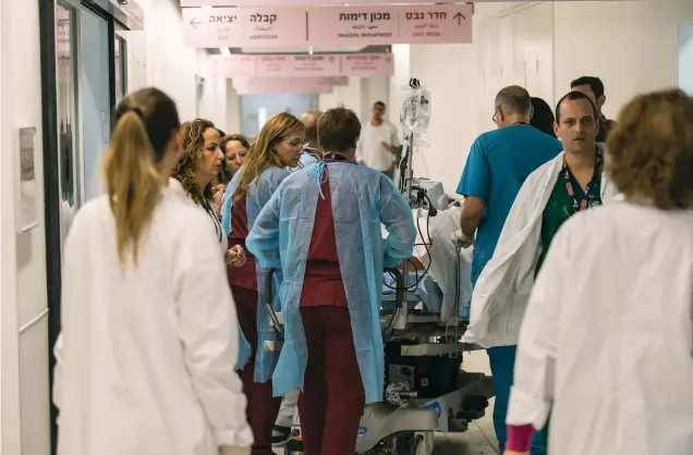  ?? (Oded Karni) ?? A BUSTLING hallway with Assuta medical personnel at work.