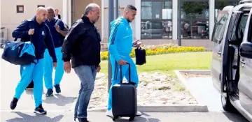  ??  ?? Payet (right) walks towards a vehicle as he leaves the Marseille-Provence airport in Marignane, southern France a day after their 0-3 defeat in the 2018 UEFA Europa Cup Final match between Olympique de Marseille and Atletico Madrid. — AFP photo