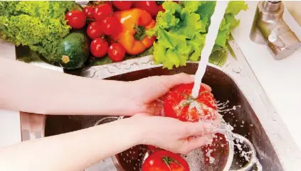  ??  ?? El agua con que lavó las verduras se puede aprovechar en otras tareas.