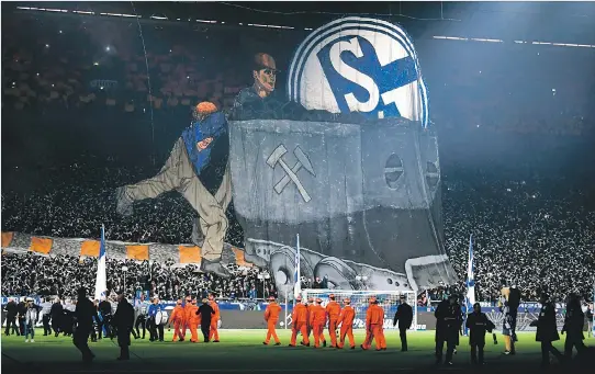  ??  ?? Acto. El Schalke 04 es uno de los elencos alemanes que han guardado históricam­ente una relación con los mineros de la cuenca del Ruhr. Así lo demostró su hinchada ante el Leverkusen.