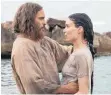  ?? FOTO: DPA ?? Maria Magdalena (Rooney Mara) folgt Jesus (Joaquin Phoenix) und seinen Jüngern.