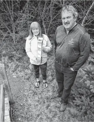  ?? KEITH GOSSE/THE TELEGRAM ?? Karen and Sandy Hickman stand at the bottom of steps near Pleasantvi­ew Towers where hundreds of cigarette buts have been disposed of.