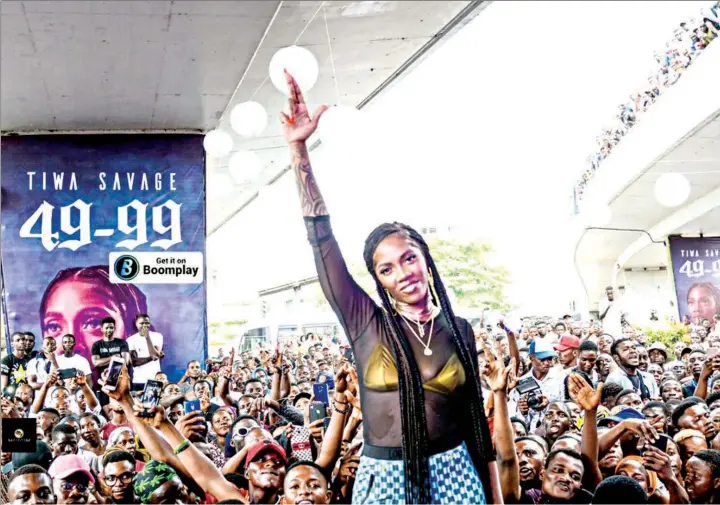  ??  ?? Tiwa poses with the crowd under Obalende Bridge