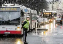  ?? BILDER: SN/ROBERT RATZER ?? Nach dem kleinen Hangrutsch musste die Straße gesperrt werden. Es kam zu umfangreic­hen Staus.