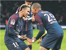  ??  ?? Neymar y Mbappé iniciaron las jugadas que terminaron en autogoles por los defensas del Lyon.