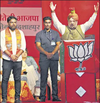  ?? RAHUL GROVER/HT PHOTO ?? Union home minister Amit Shah, with BJP candidate from Gurgaon Sudhir Singla (left), during an election rally in Gurugram on Wednesday.