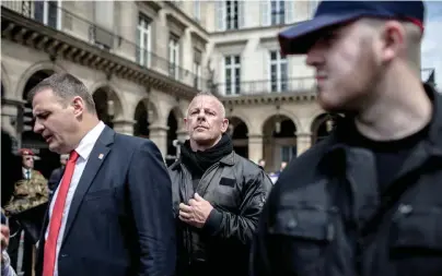  ??  ?? Ébullition. Paris, le 11 mai 2015, lors du défilé de Jeune nation (ex-OEuvre française, dissoute en 2013) en hommage à Jeanne d’Arc. Son chef de file, Yvan Benedetti (au centre), avait été exclu quatre ans plus tôt de l’ex-FN pour son antisémiti­sme revendiqué.