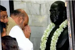  ?? — ABHIJIT MUKHERJEE ?? BJP president Amit Shah pays tribute to Dr Shyamapras­ad Mukherjee at his Bhawanipur residence on Thursday.