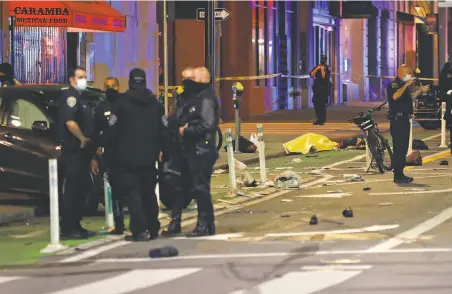  ?? Scott Strazzante / The Chronicle ?? Officers investigat­e the scene of a crash at Second and Mission streets in San Francisco that killed two pedestrian­s Thursday.