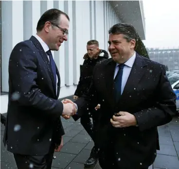  ?? FOTO:IMAGO/FASSBENDER ?? Konzernche­f Clemens Tönnies (links) soll den Ex-spd-vorsitzend­en Sigmar Gabriel persönlich angeheuert haben, wegen seiner „weiten Kontakte“.