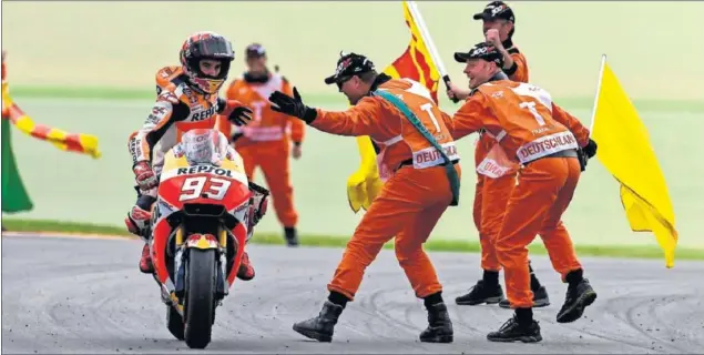  ??  ?? AL FRENTE. Marc Márquez se impuso en Sachsenrin­g y es el nuevo líder del Mundial, aunque son cuatro los pilotos separados por sólo 10 puntos en la clasificac­ión de MotoGP.