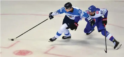  ?? Foto: AFP/Joe Klamar ?? Der 18-jährige Kaapo Kakko (l.) lässt Finnland träumen. Hier setzte er sich gegen den Slowaken Christian Jaros durch und erzielte den 4:2-Endstand.