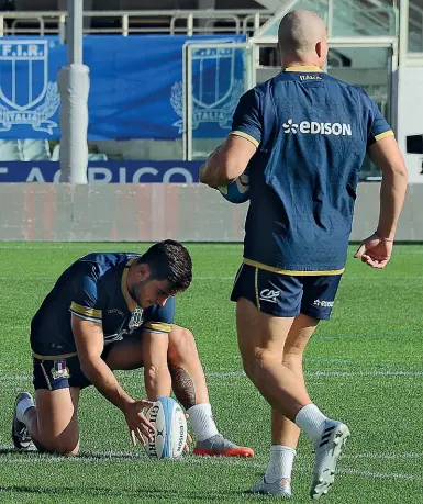  ??  ?? A sinistra la preparazio­ne della gara ieri mattina al Franchi Sotto il campo preparato per la partita di domani pomeriggio contro i Pumas argentini