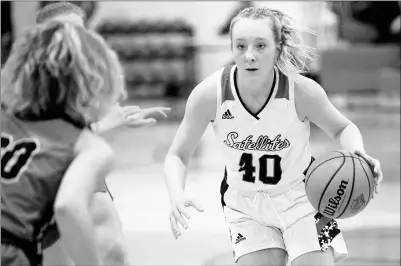  ?? KYLE TELECHAN/POST-TRIBUNE PHOTOS ?? South Central’s Olivia Marks (40) drives up the court against Morgan Township’s Emma O’Brien during a game on Monday.