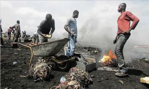  ?? Foto: LW-Archiv/Philipp Hedemann ?? Jugendlich­e verbrennen auf der Elektrosch­rott-Müllkippe Agbogblosh­ie in der ghanaische­n Hauptstadt Accra alte Elektroger­äte, um an Kupferdräh­te zu kommen.
