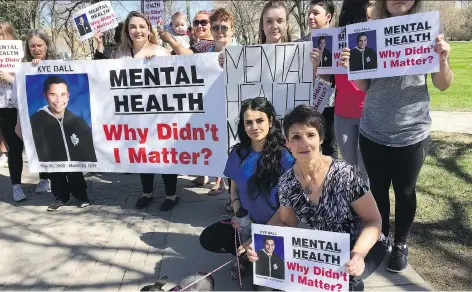  ?? PAMELA COWAN ?? More than 200 people marched from the Royal Saskatchew­an Museum to the Legislativ­e Building in Regina on Friday to call on the province to provide better supports for mental health patients. The rally was organized by Wanda and Chris Ball, whose son,...