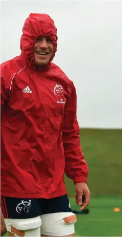  ?? BRENDAN MORAN/ SPORTSFILE ?? From far left: CJ Stander shares a joke with Mike Sherry; And during squad training this week