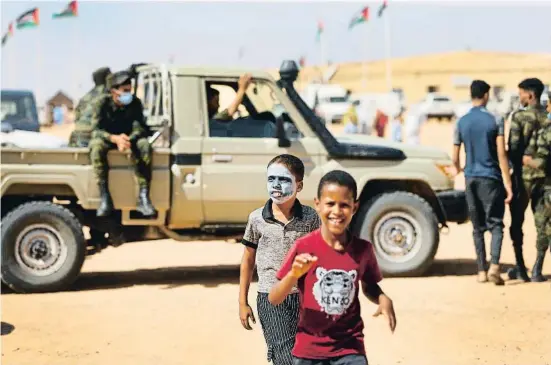  ?? MANUEL LORENZO ?? Dos niños en el campo de refugiados de Dajla (Argelia) celebrando el día de la Unidad Nacional saharaui, el 12 de octubre