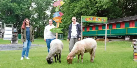  ?? Foto: Jan-Luc Treumann ?? Ruth Knöpfle, Franziska Ablaß und Johanna Paule (von links) sowie die beiden Schafe Anton und Foxi freuen sich, wenn nach den Pfingstfer­ien wieder mehr Leben auf dem Abenteuers­pielplatz in der Hammerschm­iede einkehrt.