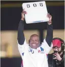  ?? PAUL CHIASSON LA PRESSE CANADIENNE ?? Tim Raines a soulevé un coussin orné du nombre total de ses vols de but en carrière avant le match des Blue Jays à Montréal en mars dernier.