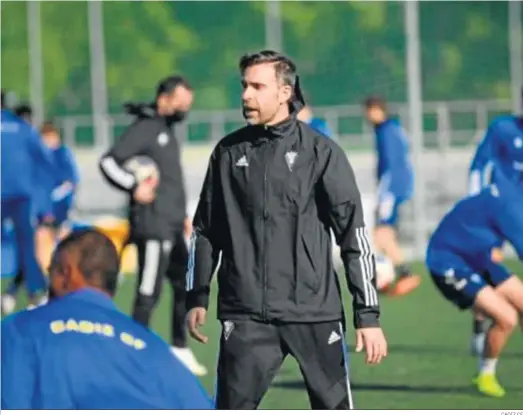  ?? CÁDIZ CF ?? Alberto Cifuentes dirige una sesión preparator­ia del Cádiz B durante su primera semana al frente del filial.