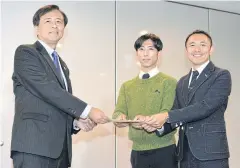  ??  ?? Yukiya Terai and partner Tsukasa Nakagawa receive a same-sex partnershi­p certificat­e.