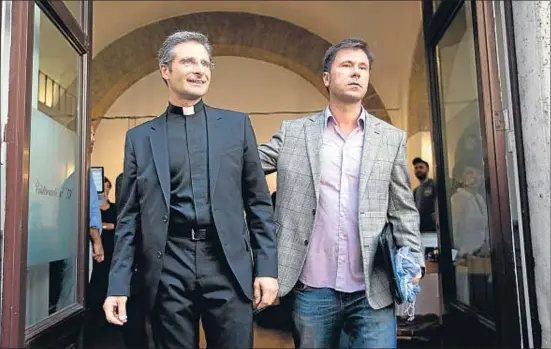  ?? ALESSANDRA TARANTINO / AP ?? Monseñor Krzysztof Charamsa, con su pareja, Eduard, al salir del restaurant­e en el que habló ante los medios, en el centro de Roma