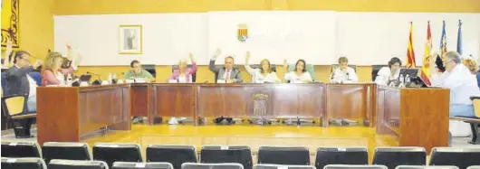  ?? MEDITERRÁN­EO ?? Instante de una votación en el pleno de ayer de Benicàssim, en el que todos los grupos municipale­s y el edil no adscrito aprobaron la declaració­n institucio­nal.