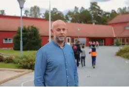  ?? FOTO: ELISABETH GROSVOLD ?? FORNØYD: Rektor Oddbjørn Nordlinder Osmundsen har 152 elever på Eydehavn skole som er en 1. til 7. skole. Han forteller om stabilt elevtall og engasjerte foreldre.